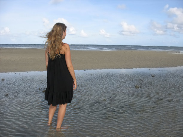 海滩上的美女图片下载