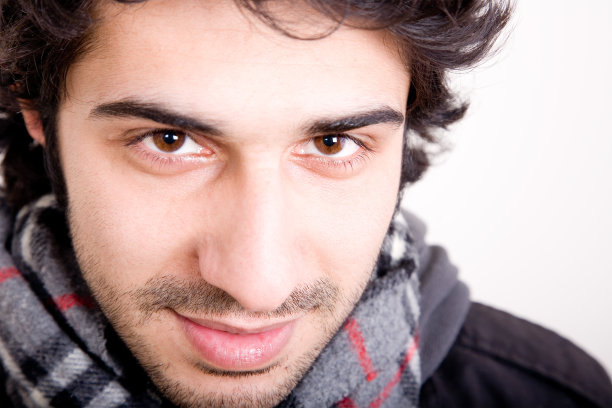 年轻英俊的学生图片下载