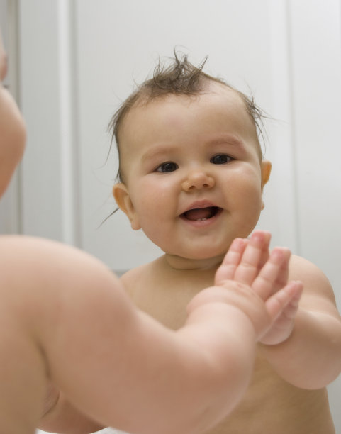 小女孩对着镜子图片下载