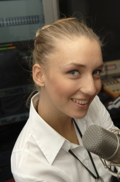 一个拿着麦克风的快乐女人图片下载