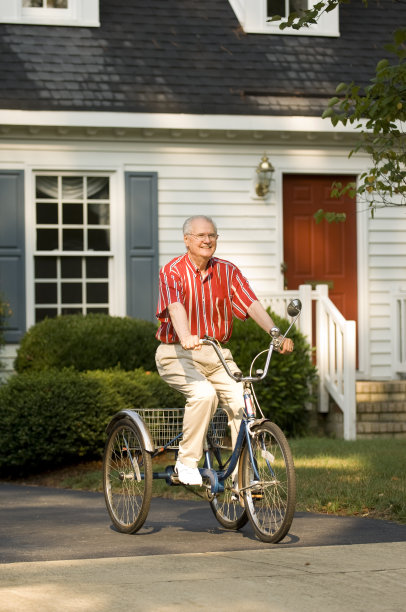 骑自行车的老年男人图片下载