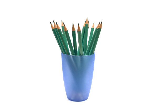 蓝色杯子里的绿铅笔图片下载