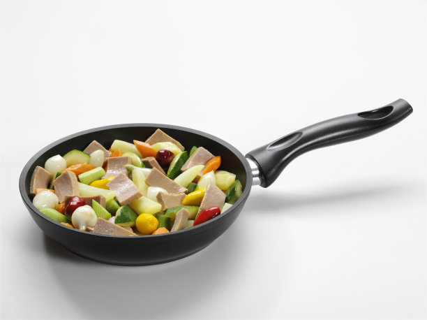 煎锅里的西葫芦，韭菜，辣椒，洋葱，胡萝卜和金枪鱼图片下载