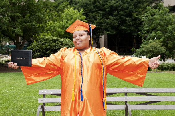快乐超重非裔美国女毕业生图片下载