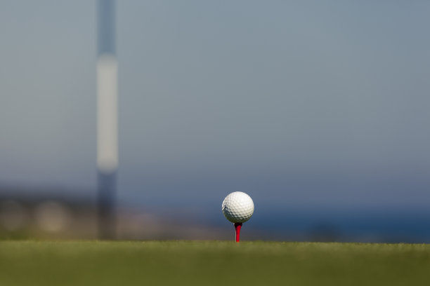 红色球座上的高尔夫球图片下载