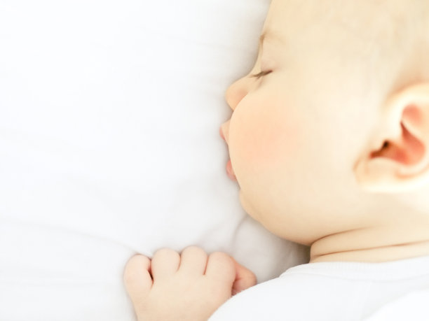 宝宝睡觉图片下载