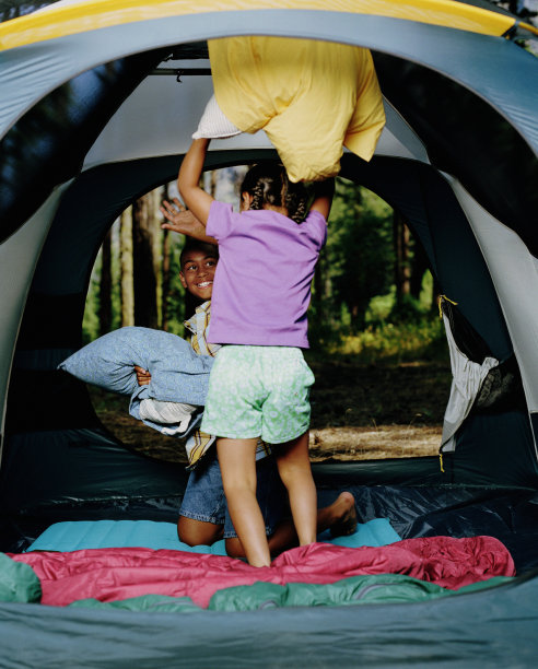 哥哥和妹妹(6-11)在帐篷里打枕头仗图片下载