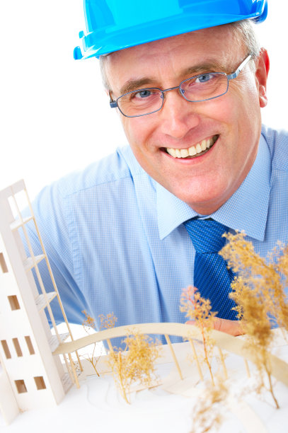 特写快乐的高级建筑师与模型建筑图片下载