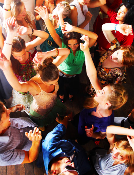 一群享受迪斯科派对的青少年图片下载