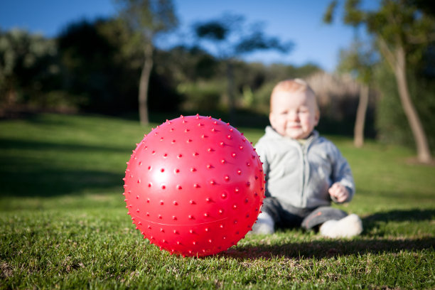 带着红球的小孩图片下载