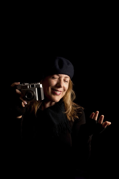 戴贝雷帽戴复古相机的美女图片下载