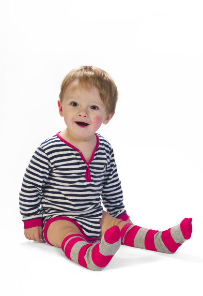 那个坐着穿好衣服的男婴图片下载