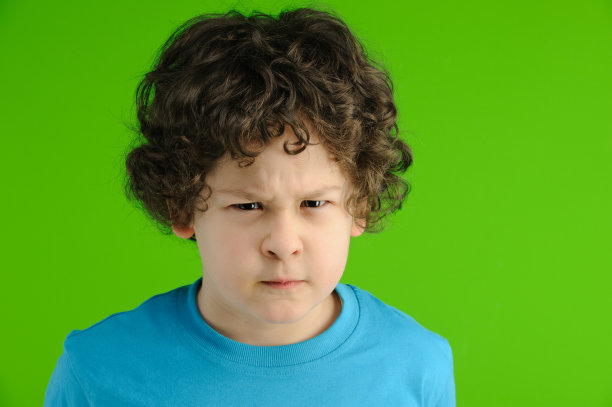 愤怒的男孩图片下载