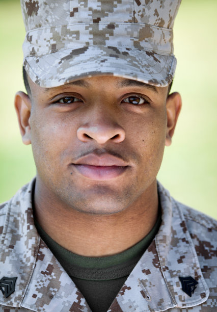 咧嘴笑的非裔美国海军图片下载