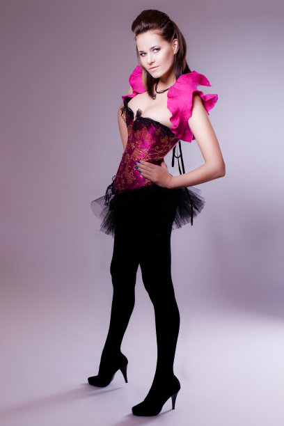 漂亮的女孩，严肃的表情图片下载