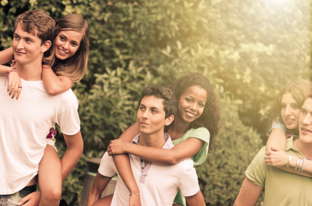 一个男人背着他的女朋友图片下载