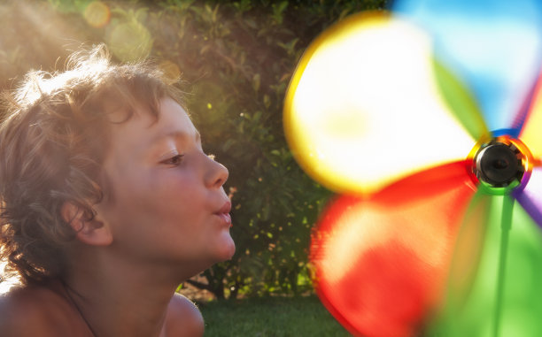 孩子在吹风车图片下载