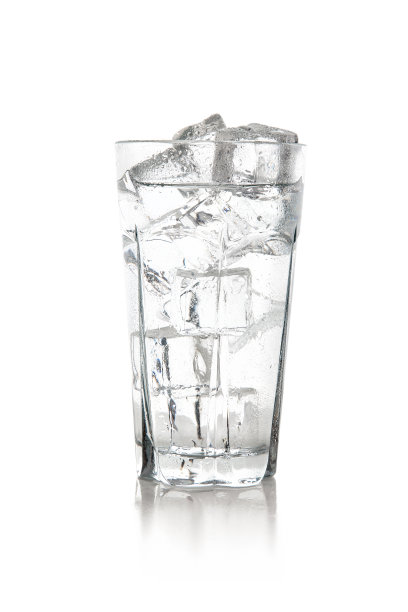 一杯加冰块的纯净水图片下载