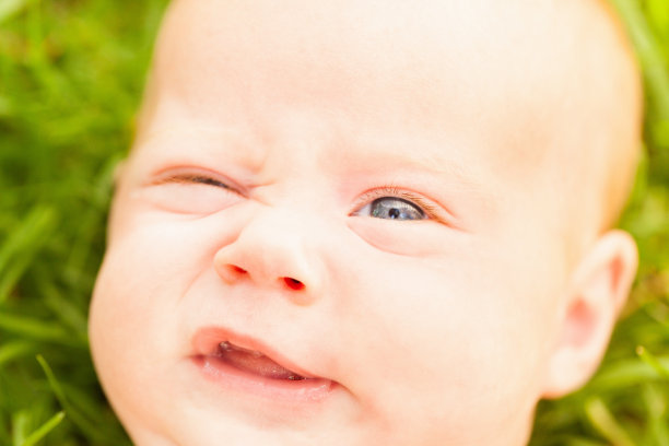 可爱的小宝宝在眨眼图片下载