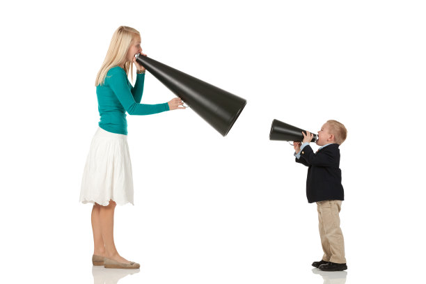 母亲和她的儿子对着扩音器大喊大叫图片下载