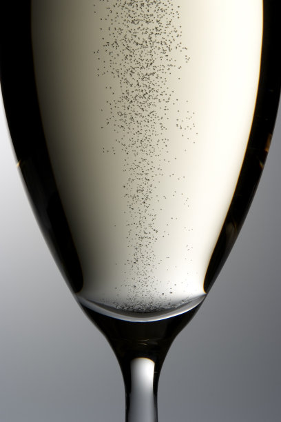 特写的香槟玻璃轮廓与泡沫图片下载