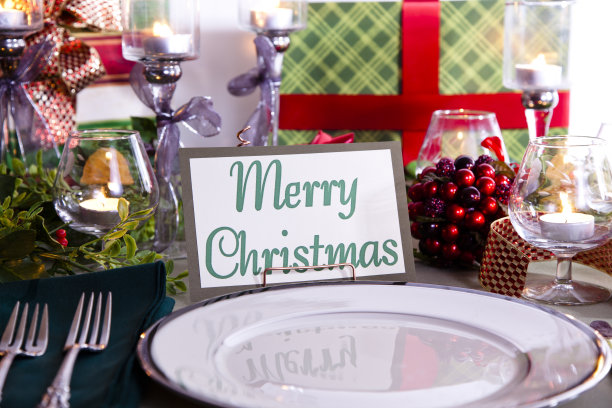 圣诞快乐，桌上放着蜡烛。图片下载