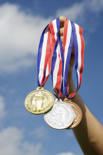 金、银、铜奖牌牵手蓝天图片下载