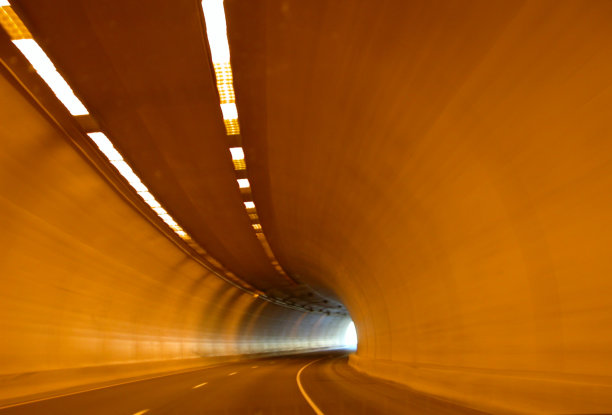 隧道尽头的光图片下载