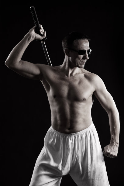 拿剑的成熟男人图片下载