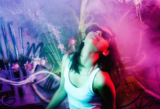 跳舞的年轻女子图片下载