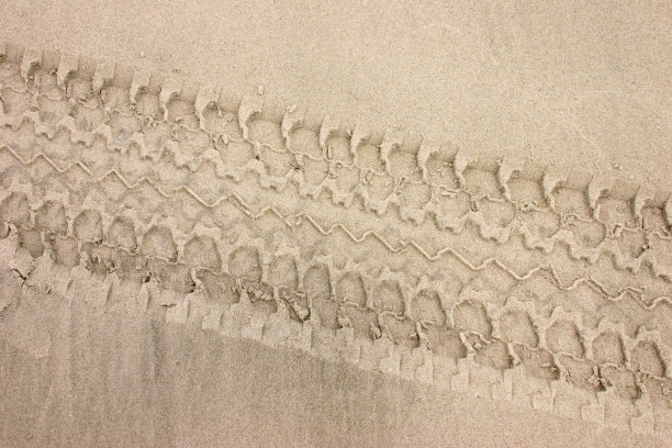 沙地上的轮胎痕迹图片下载