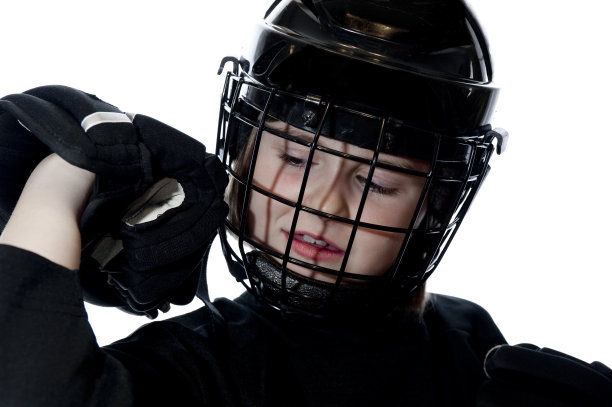 穿着黑色衣服的年轻女子曲棍球运动员图片下载