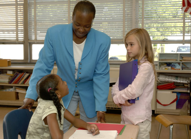 老师帮助学生图片下载