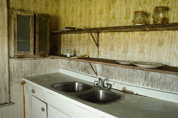 废弃的脏的厨房图片下载