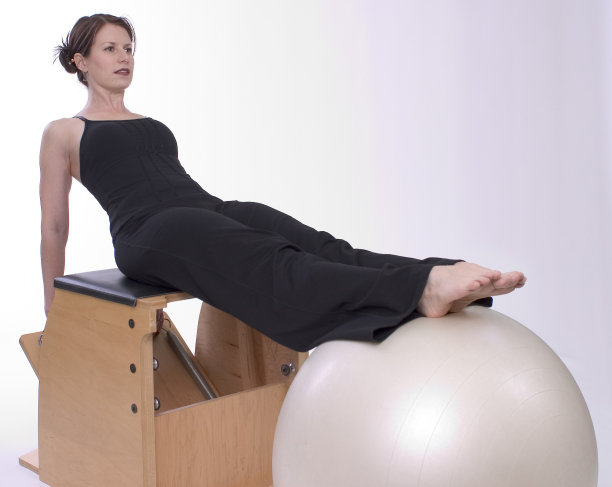 普拉提和球的女人图片下载