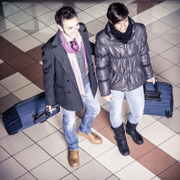 一对夫妇到达酒店图片下载