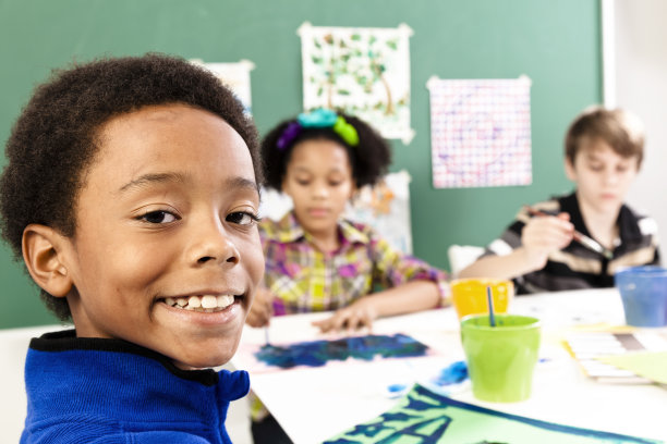 多民族群体的学生。学校艺术课程。非洲裔男孩。的孩子。图片下载