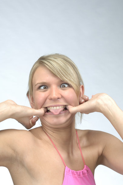 做鬼脸吐舌头的女人图片下载