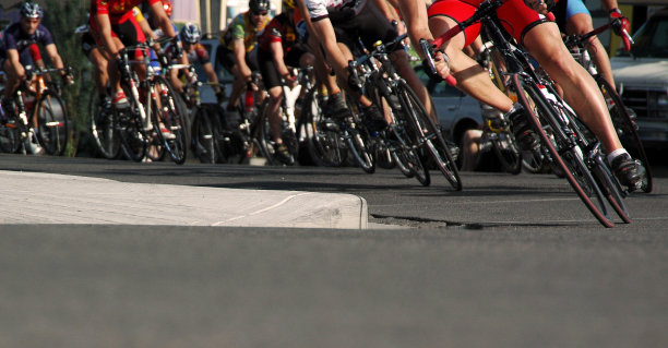 参加公路赛的一大群自行车图片下载