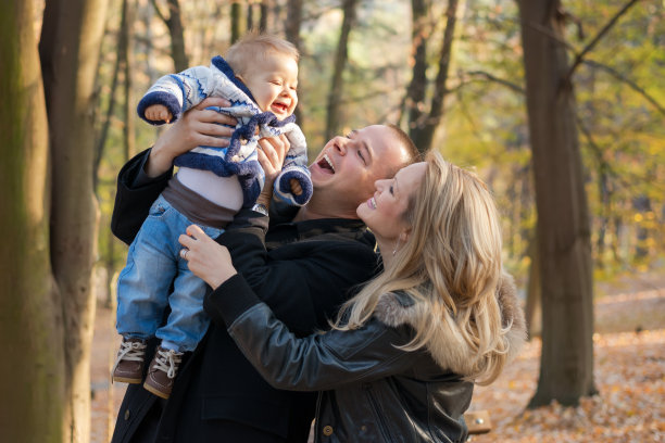 快乐的家庭在公园里图片下载