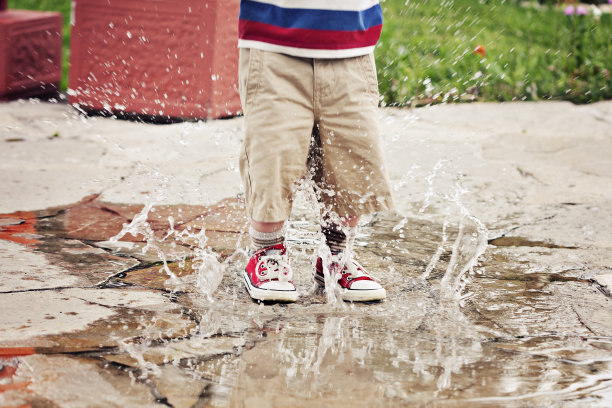 小男孩溅了个大水坑图片下载