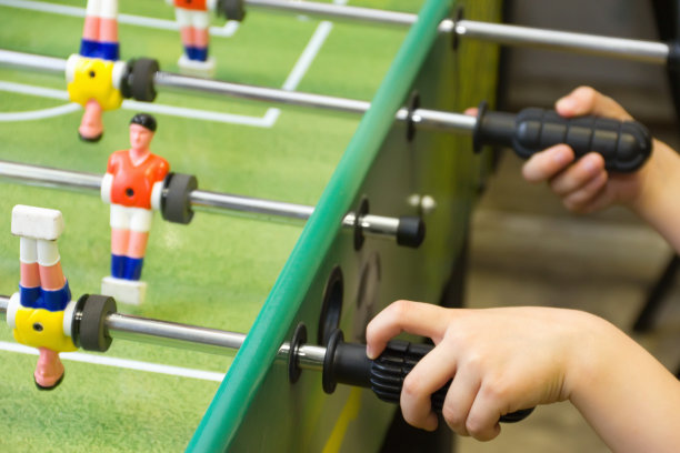 孩子们的手踢足球图片下载