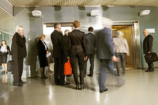 早高峰时段的办公室走廊图片下载