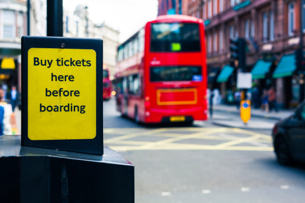 售票机和伦敦的红色双层巴士图片下载