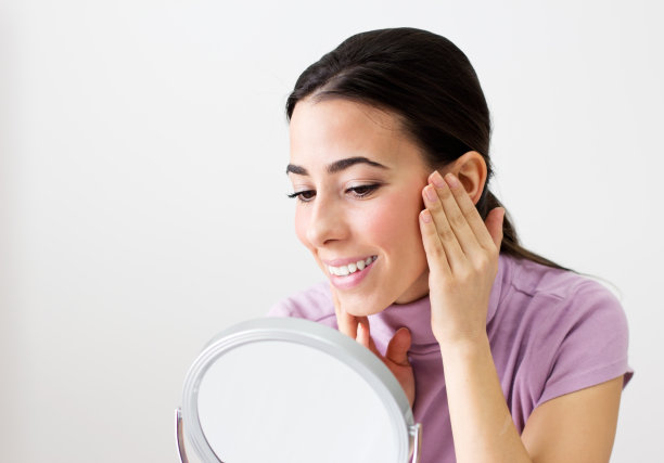 看着镜子图片下载