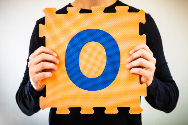 拿着字母拼图，字母O图片下载