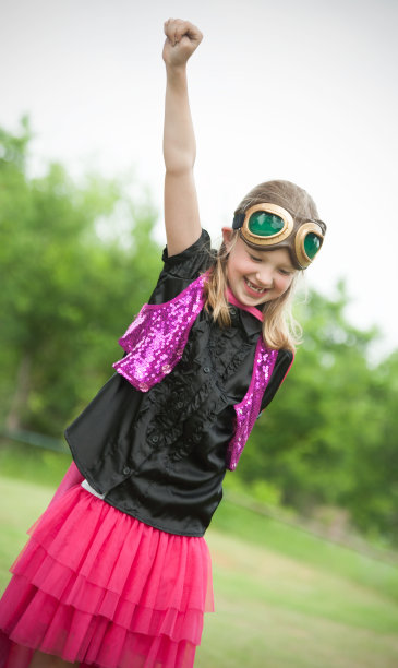 年轻女孩假装是动作英雄图片下载