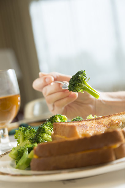 旅游目的地:在酒店享受客房服务的女性。图片下载