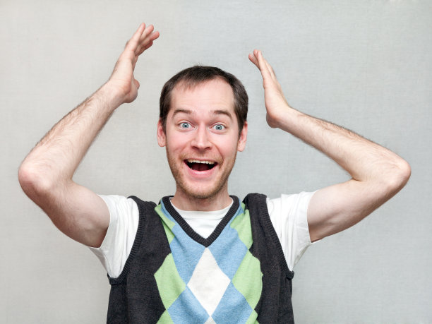 快乐的人举起了手臂图片下载