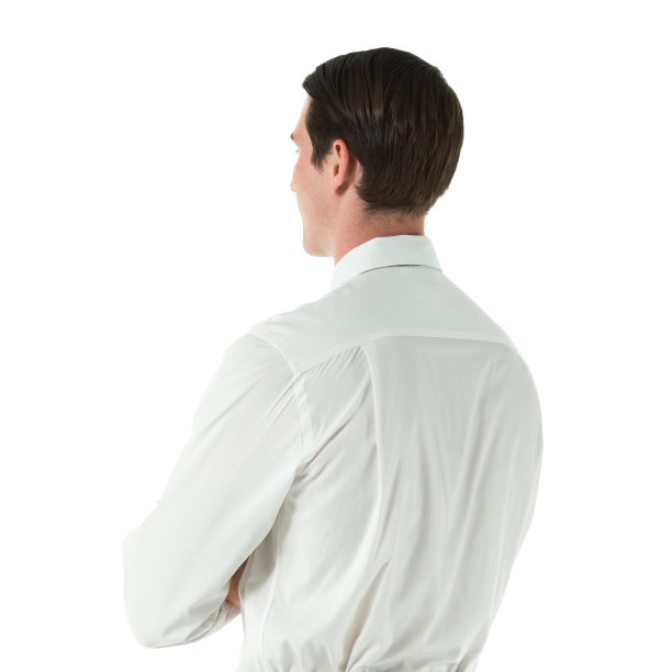 一个男人双手交叉站着的背影图片下载